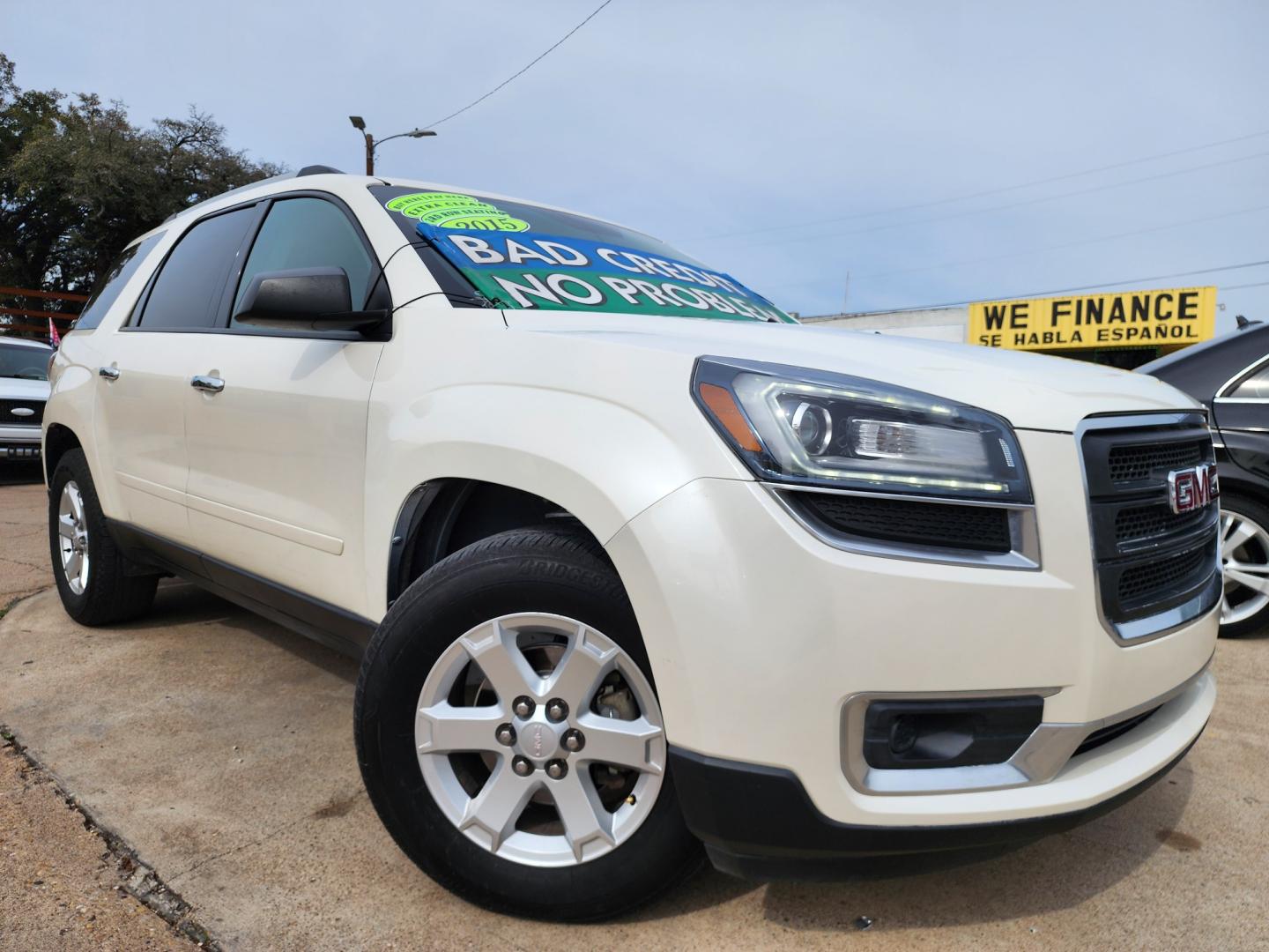 2015 DIAMOND WHITE GMC Acadia SLE-2 (1GKKRPKDXFJ) with an 3.6L V6 DOHC 24V engine, 6-Speed Automatic transmission, located at 2660 S.Garland Avenue, Garland, TX, 75041, (469) 298-3118, 32.885551, -96.655602 - Welcome to DallasAutos4Less, one of the Premier BUY HERE PAY HERE Dealers in the North Dallas Area. We specialize in financing to people with NO CREDIT or BAD CREDIT. We need proof of income, proof of residence, and a ID. Come buy your new car from us today!! This is a very well cared for 2015 GM - Photo#0